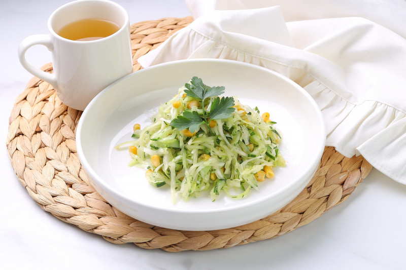 Заказать Салат из капусты с огурцом и кукурузойс доставкой |Традиции